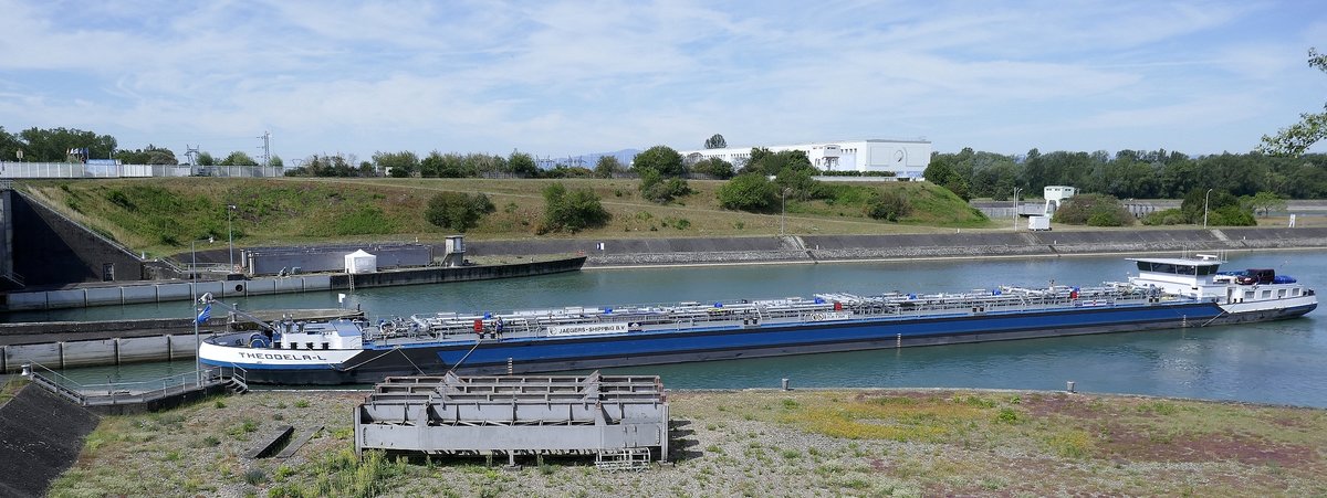 MTS THEODELA-L, bei der Einfahrt in die Rheinschleuse Vogelgrün/Elsaß, Juli 2020