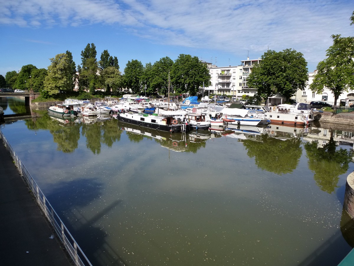 Mlhausen (Mulhouse) im Elsa, der Hafen am Rhein-Rhone-Kanal liegt mitten in der Stadt gegenber vom Hauptbahnhof, Mai 2014 