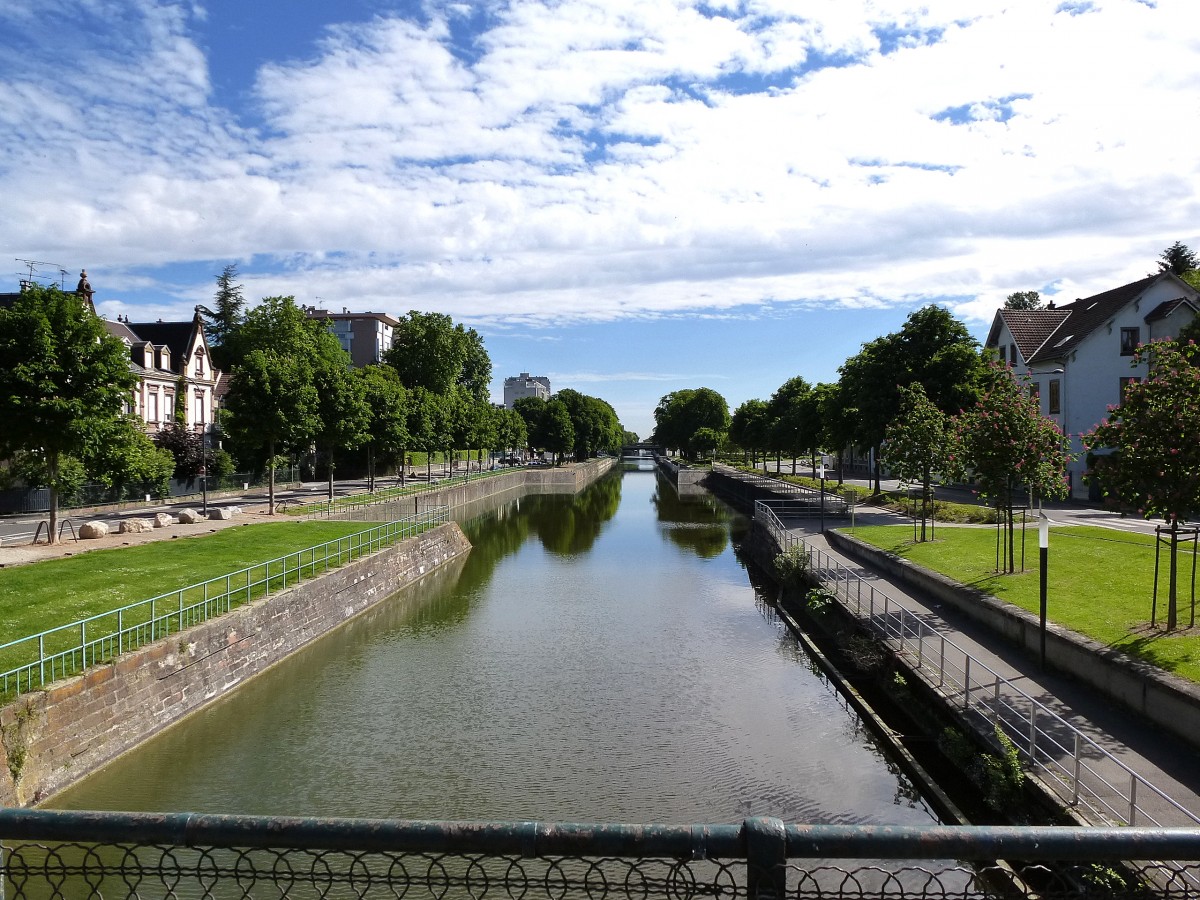 Mlhausen (Mulhouse) im Elsa, der Rhein-Rhone-Kanal durchquert die Stadt, Mai 2014