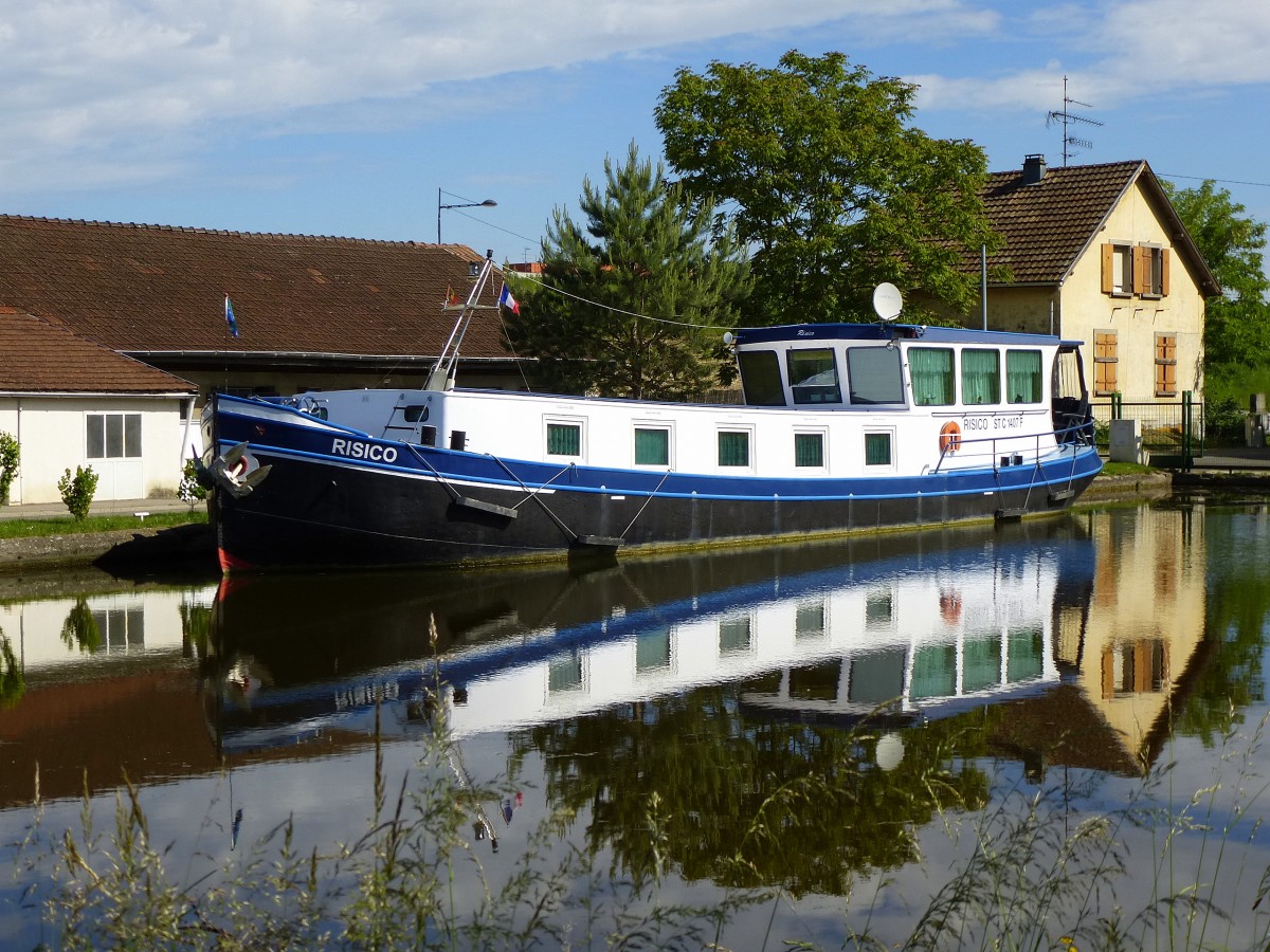 Mlhausen (Mulhouse), das Hausboot  Risico  auf dem Rhein-Rhone-Kanal, Mai 2014
