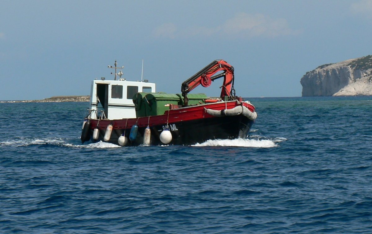 Müllschiff der Stadt Mali Losinj kommt aus Unije und will nach Hause am 1.9.2011