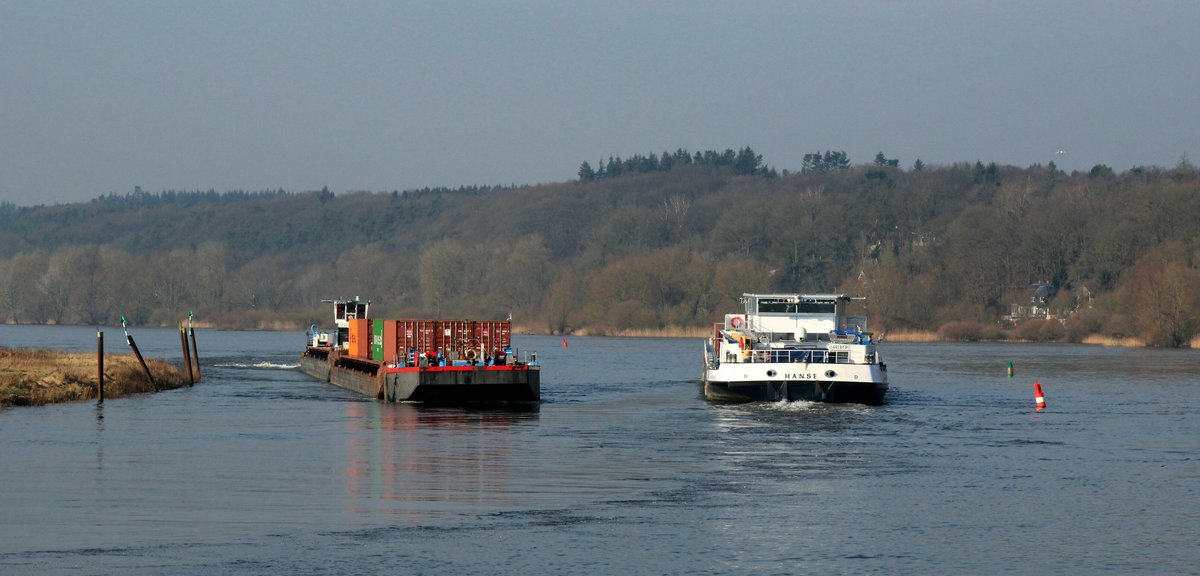 Mündung des Elbe-Seitenkanales in die Elbe bei Artlenburg am 08.02.2018. Das GMS Hanse (04812620 , 100 x 11,45m) kam vom Schiffshebewerk Scharnebeck und fuhr zu Tal in die Elbe ein. Der Schubverband mit SB SCH 2407 (05602680) kam von der Schleuse Geesthacht auf der Elbe zu Berg und fuhr nach Steuerbord in den ESK ein. 