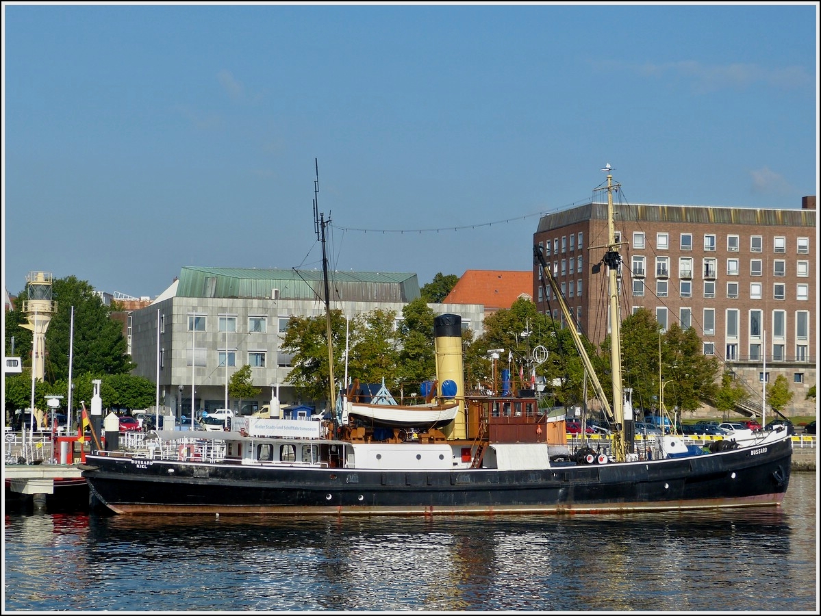 Museumdampfschiff der Tonnenleger Bussard, Fahne Deutschland, gebaut  in der Meyer Werft in Pappenburg im Jahr 1905/06, 1979 als letztes Dampfschiff auer Dienst gestellt. Schiffsdaten: L 40,6 m, B 8,1 m,  Das Schiff verfgt noch ber die im Originalzustand betriebsfhige Maschine mit 540 PS und erreicht eine Geschwindigkeit von 12 knoten. Am 18.09.2013 liegt das Schiff im Hafen von Kiel.