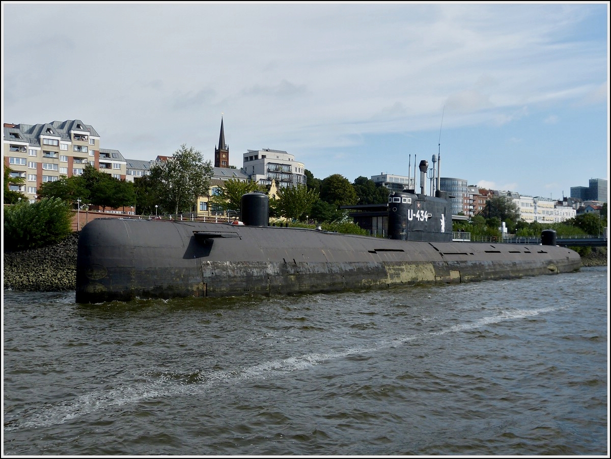 Museums U-Boot U 434 in Hamburgerhafen.  Bj 1976, L 90,16 m, B 8,72 m, Gesamthhe 14,72 m mit ausgefahrener Antenne. Im Jahr 2002 zum Museum umgebaut, aufgenommen bei ablaufendem Wasser am 17.09.2013.