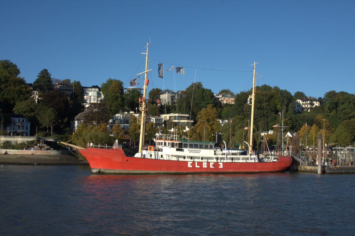 Museumshafen Oevelgönne am 11.10.2015 von der Elbe aus gesehen: Feuerschiff Elbe 3