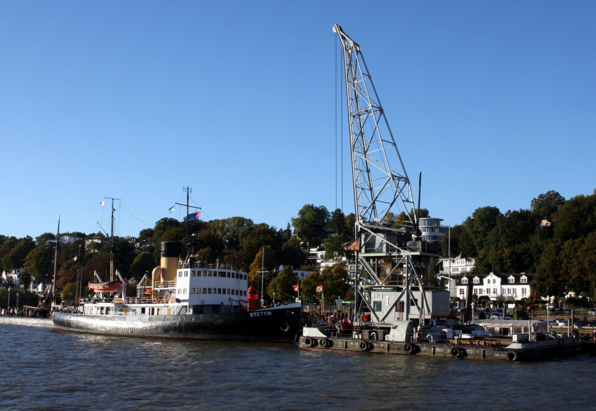 Museumshafen Oevelgönne von der Elbe aus gesehen: Ein alter Schwimmkran und der Dampfeisbrecher STETTIN bilden am 11.10.2015 ein museales Ensemble.