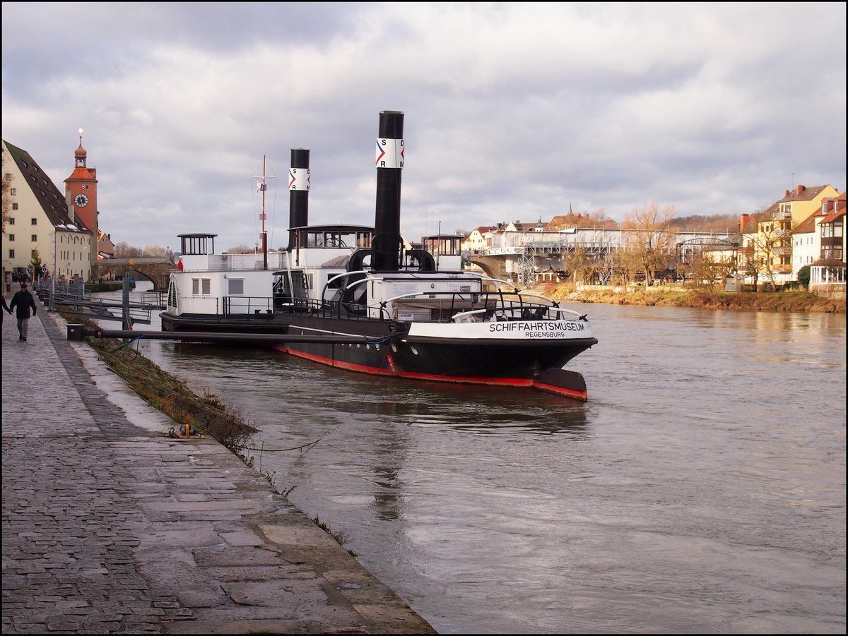 Museumsschiff auf der Donau in Regensburg am 14.12.2017