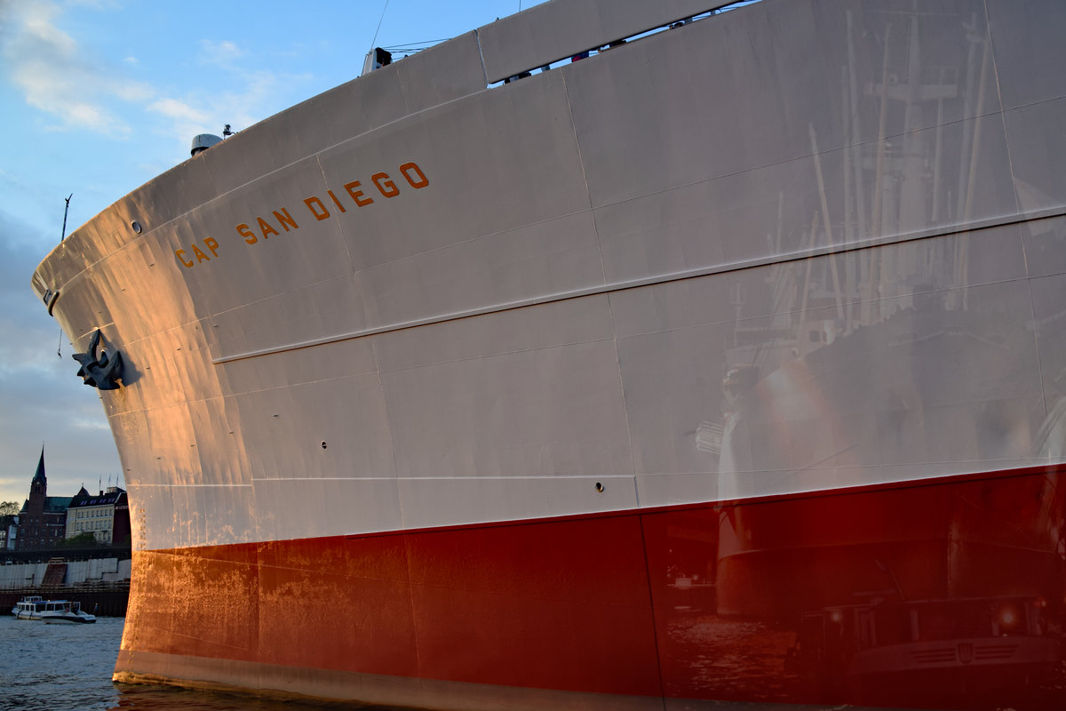 Museumsschiff CAP SAN DIEGO an der Überseebrücke im Hafen von Hamburg. Aufnahme(n) vom 06.05.2017