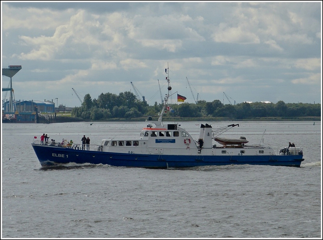 Museumsschiff  Elbe 1, Bj 1965, Auerdienststellung Oktober 1996,  Gebaut unter der Nr 439 in der Ernts Menzer Werft in Hamburg, L 32,35 m, B 5,40 m, 2 MWM V 16 Dieselmotoren mit je 465 Ps, geschw. 16 kn. Besatzung 4 Man, hat Platz fr max 40 Fahrgste.  Eigner Museum der Arbeit in Hamburg seit 1997. Frhere Namen : Wasserschutzpolizei 1 / Wasserschutzpolizei 3.  Aufgenommen am 21.09.2013 auf der Elbe nahe Blankenese.