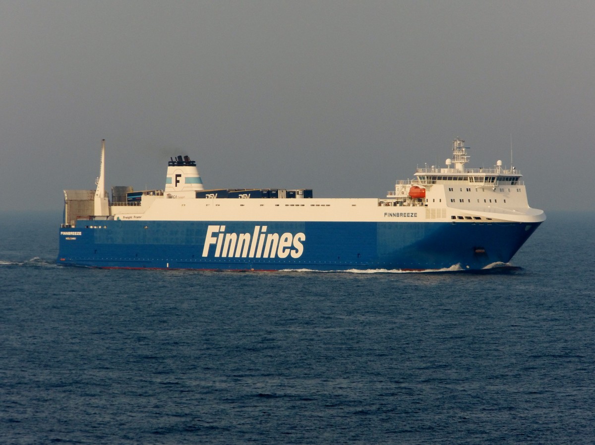 MV FINNBREEZE  vor Travemünde am 31.07.2014