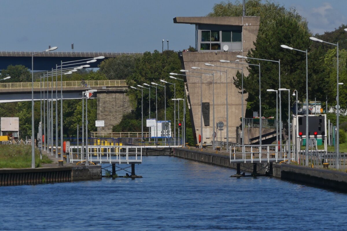 Nach der Ausfahrt aus der Schleuse werden die Tore geschlossen und die Kammer wird entleert um das Nachfolgende Schiff zu schleusen. 
Die Schleuse von Apach liegt auf franzsichem Hoheitsgebiet, im Drelndereck Frankreich – Luxemburg –Deutschland. Die Nutzbare Lnge der Schleusenkammer betrgt 172 m, Breite 12 m, Fallhhe betrgt ca 4,40 m. (Wikipedia)  09.2023