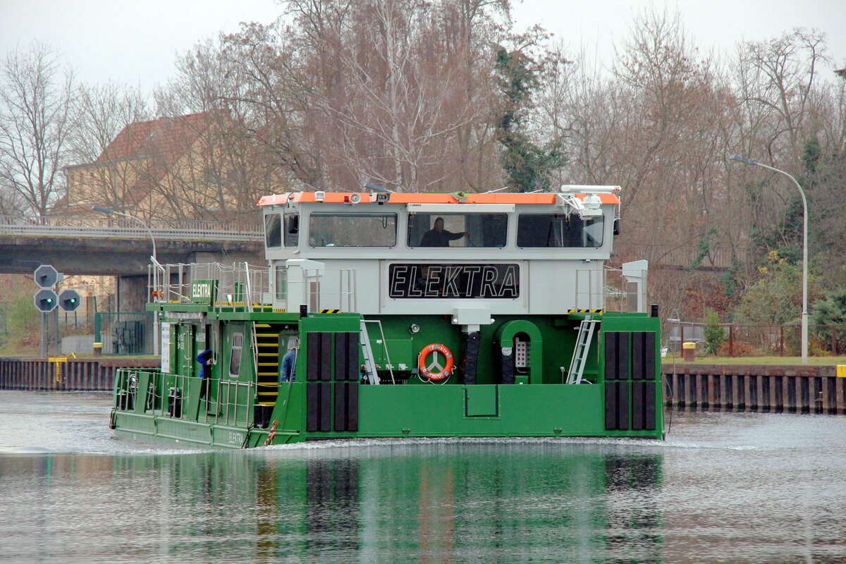 Nach der Bergschleusung in der Nordkammer der Schleuse Brandenburg setzte das nagelneue  grüne  Schubboot  ELEKTRA  (04813970 , 19,96 x 8,25m) seine Überführungsfahrt am 07.12.2021 auf der  HAVEL  nach Berlin fort.