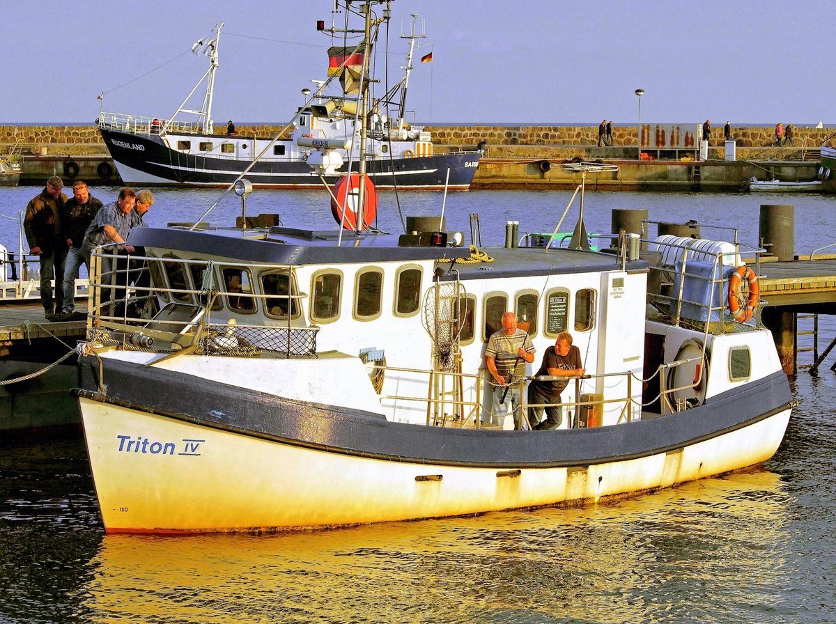 Nach dem Hochseeangeln verlassen die Hobbyangler im Stadthafen von Sassnitz die 1994 in Dienst gestellte MS Triton IV. Das Schiff wurde speziell zum Hochseeangeln konstruiert und im dänischen Sakskobing gebaut. (14. September 2015)