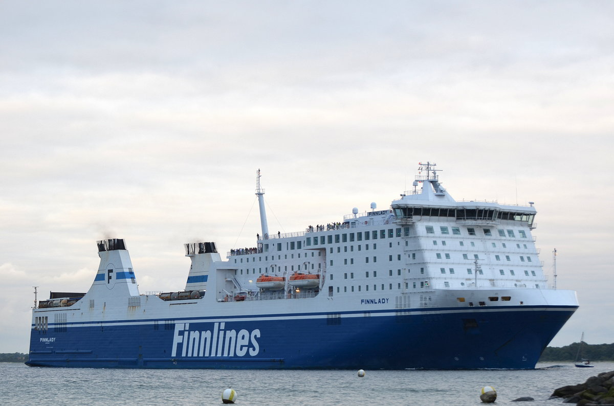 Nach dem Spotten in Rendsburg am Nord-Ostsee-Kanal zog es mich am 15.07.16 aufgrund der Taufe der Mein Schiff 5 nochmal nach Travemünde dort erwischte jedoch als erstes die Finnlady IMO-Nummer:9336268 Flagge:Finnland Länge:219.0m Breite:31.0m Baujahr:2007 Bauwerft:Fincantieri,Ancona Italien.