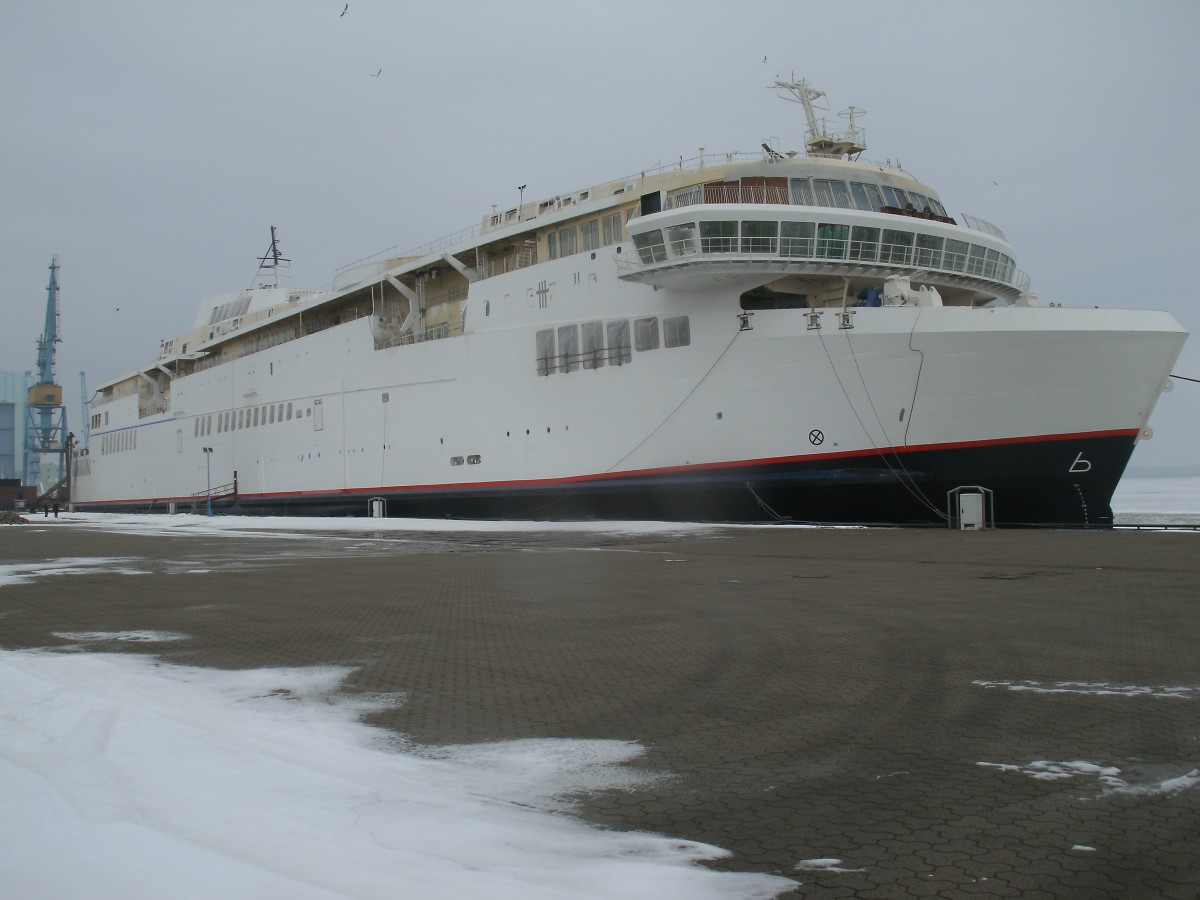 Nach dem Tauziehen um dem Verkauf der beiden neuen Fährschiffe  BERLIN  und  COPENHAGEN  hat Scandlines den Zuschlag bekommen.Die Schiffe sollen nicht mehr in Stralsund zuende gebaut werden.Nach der Fertigstellung sollen die Fährschiffe auf der Fährlinie Rostock-Gedser zum Einsatz kommen.Hier lag entweder die  BERLIN  oder  COPENHAGEN ,am 02.Februar 2014,noch in Stralsund.