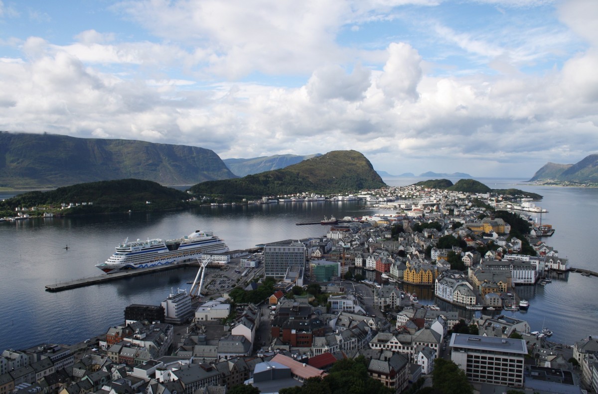 Nach etwa 500 Stufen eröffnet sich ein wunderschöner Blick auf die Stadt Ålesund und auf AIDAluna. (30.7.2014)