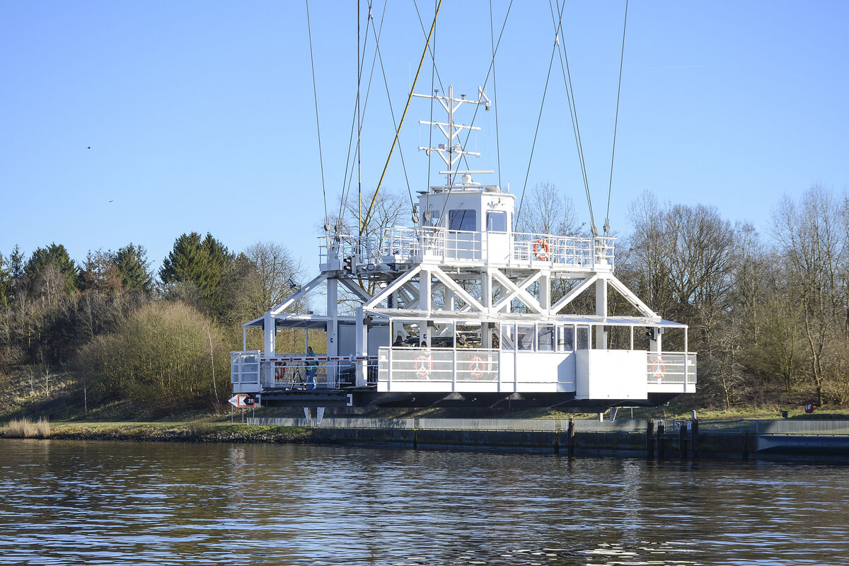 Nach der Kollision mit einem Frachter im Januar 2016 wurde eine neue Schwebefähre über den Nord-Ostsee-Kanal gebaut.Die neue Schwebefähre hat nach Angaben des Wasser- und Schifffahrtsamtes 13,5 Millionen Euro gekostet. Die 1913 in Dienst gestellte Fähre war am 8. Januar 2016 bei schlechter Sicht mit einem Schiff zusammengestoßen. Sie wurde durch die Kollision zerstört. Aufnahme: 7. März 2022.