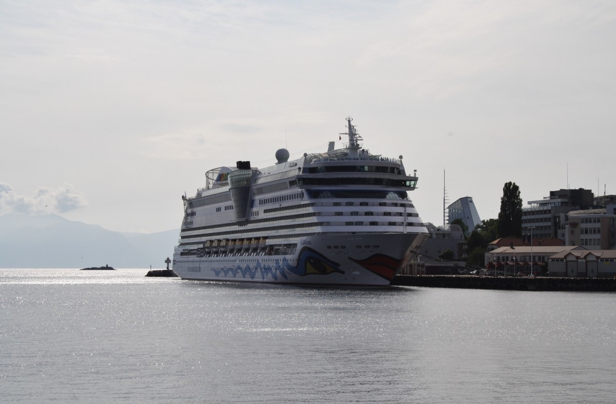 Nach kurzer Fjordfahrt erreicht AIDAluna am Nachmittag des 28.7.2014 Molde am gleichnamigen Fjord.