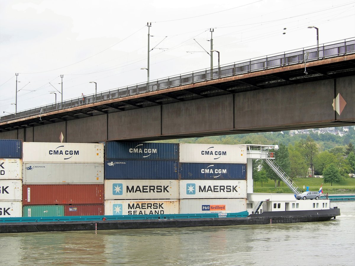 Nach einer Stunde lässt der fallende Wasserstand schließlich das Passieren der Brücke zu. Der Abstand zwischen Ladung und Bauwerk ist in Millimetern zu messen. (20. Mai 2016)