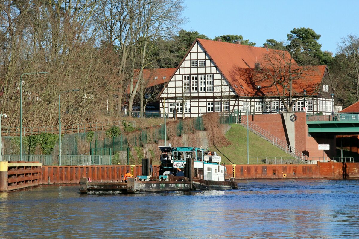 Nach der Talschleusung in der  SCHLEUSE KLEINMACHNOW / TELTOWKANAL am 06.01.2022 kam das Schubboot  EDMUND  (04032700 , 10,78 x 5,10m) mit dem Leichter  ED14 (05611730 , 11,81 x 4,63m) aus der Nordkammer.