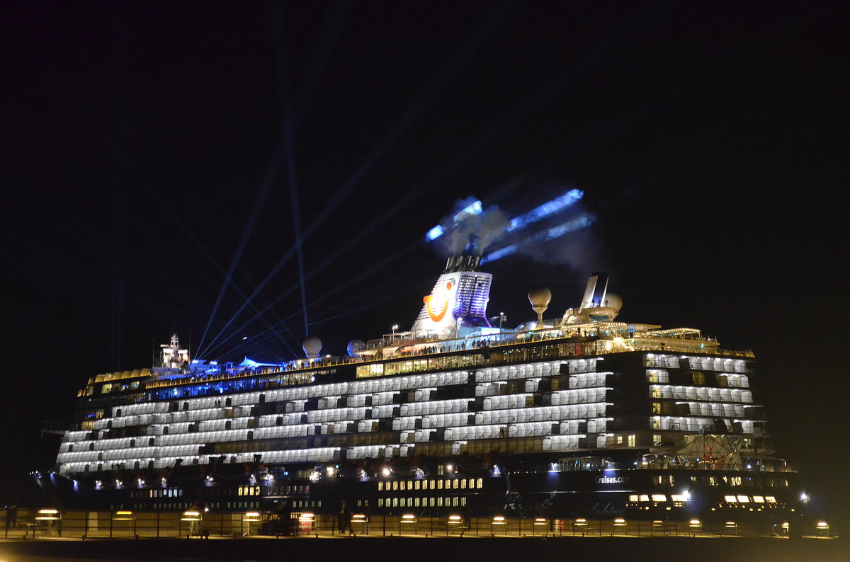 Nach der Taufe durch Lena Meyer-Landrut verlässt die Mein Schiff 5 IMO-Nummer:9753193 Flagge:Malta Länge:294.0m Breite:36.0m Baujahr:2016 Bauwerft:Meyer Turku,Turku Finnland gegen Mitternacht Travemünde am 15.07.16 in  Richtung Kiel von wo sie am nächsten Tag zur Jungfernfahrt ins Baltikum aufbrechen wird.