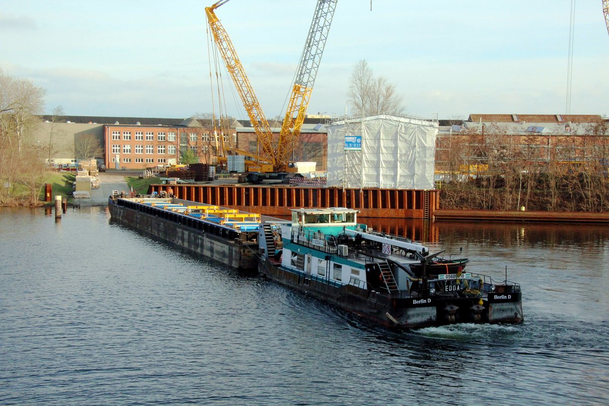 Nachdem am 27.01.2021 alle Schwergutteile im Leichter UG22 (05605100 , 65 x 9,50m) verladen waren legte der Verband mit Schubboot  EDDA  (05609510 , 25,66 x 8,19m) ab und fuhr über Steuer aus den  BORSIGHAFEN  in Berlin-Tegel.