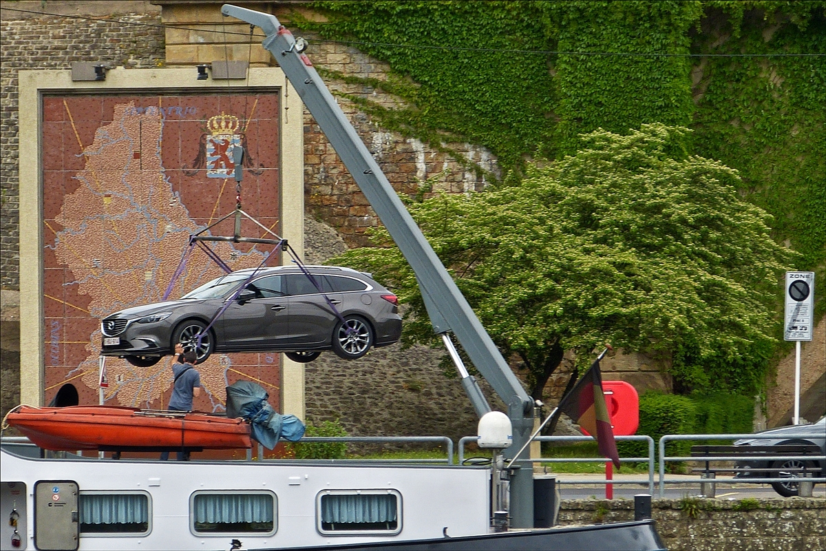 Nachdem  das GMS „AVALONA“, ENI 06000184, Bj 1966, L 80m, B 8,22m, Ton 1213 t, am Anleger in Wasserbillig festgemacht hat, wird mit dem Schiffskran das Fahrzeug vom Hinterendeck an Land gehievt. Juni 2019