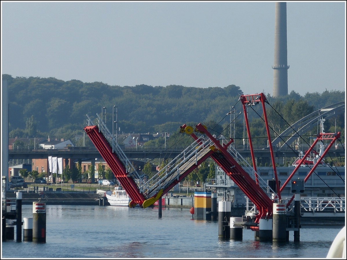 Nachdem das Schiff passiert ist wird die  Hrnbrcke , eine Fussgngerfaltbrcke in Kiel wieder geschlossen. Der ganze Vorgang: das ffnen, die Schiffs durchfahrt und das Schlieen hatte fast 25 min gedauert. 18.09.2013