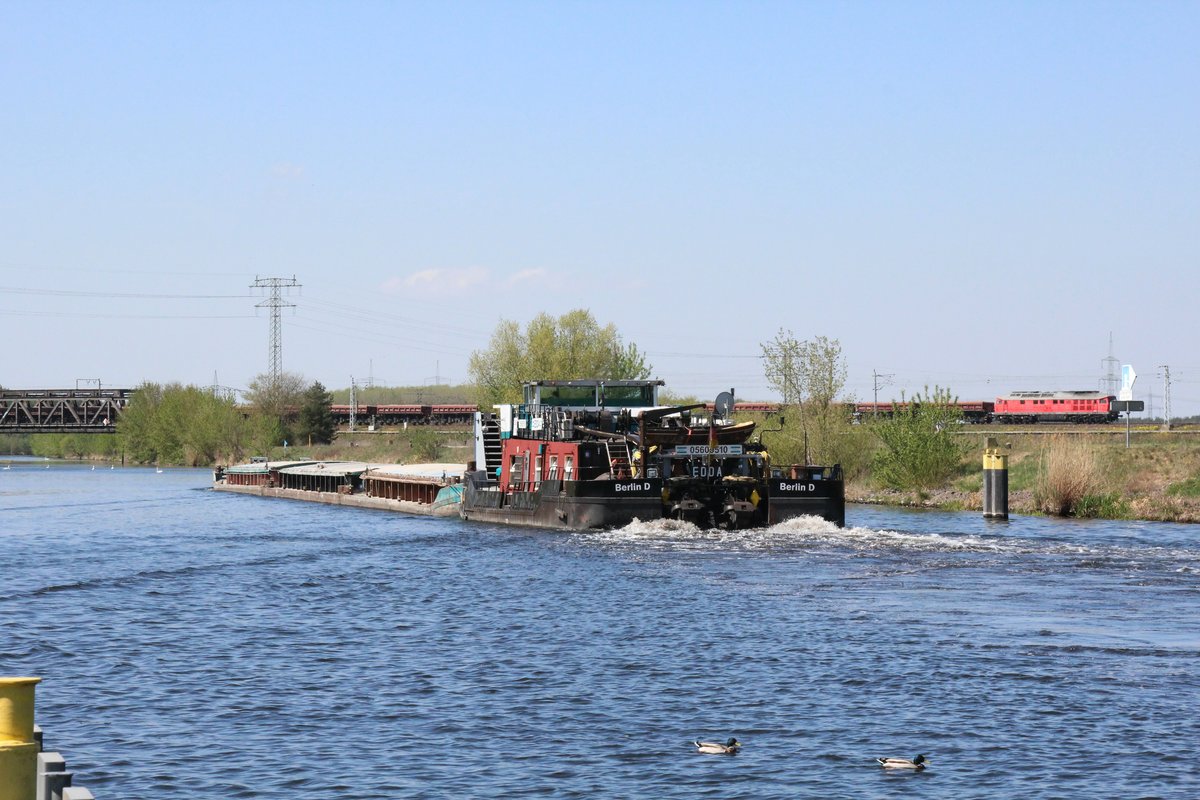 Nachdem Schubboot Edda (05609510 , 25,66 x 8,19m) und  seine  drei je 32,5m langen Leichter in der Schleuse Schönwalde zu Tal geschleust wurden , setzte der Verband am 27.04.2020 seine Reise im Havelkanal fort.