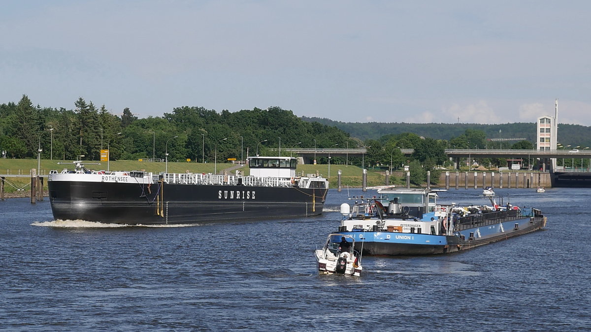 Nachdem das SUNRISE TMS ROTHENSEE (ENI 04812360) die Schleuse Geesthacht verlassen hat, kann TMS UNION I Petershagen (ENI 040243009 einlaufen; 26.05.2018
