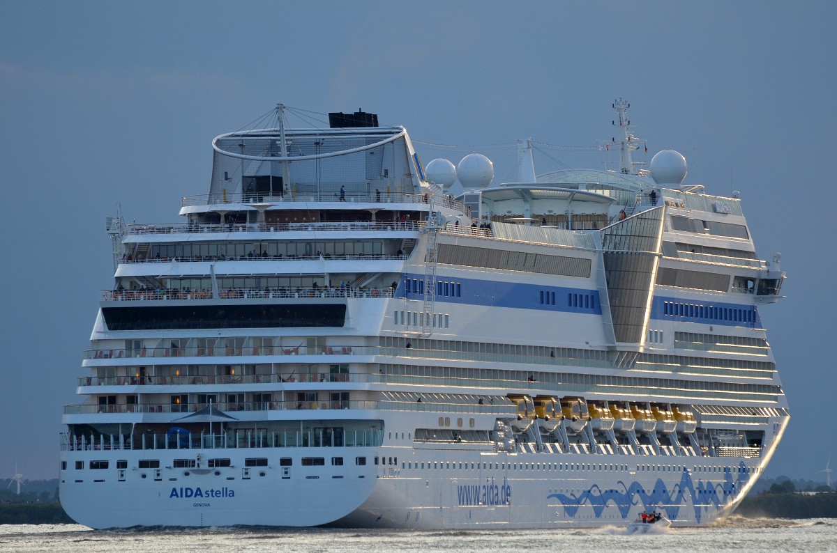 Nachschuss auf die aus Hamburg auslaufende AIDAstella IMO-Nummer:9601132 Flagge:Italien Lnge:253.0m Breite:38.0m Baujahr:2012 Bauwerft:Meyer Werft,Papenburg Deutschland aufgenommen am 11.08.13 in Schulau Wedel.