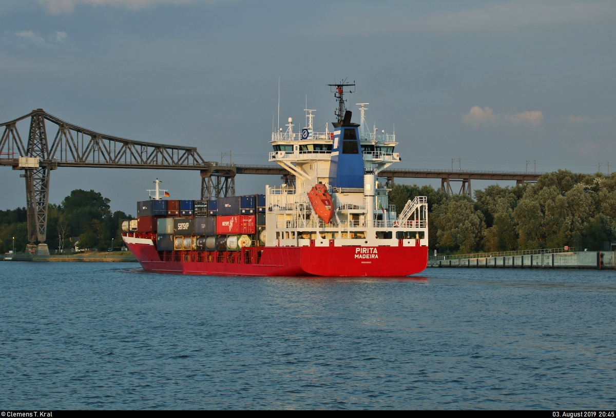 Nachschuss auf Containerschiff  Pirita , unter der Flagge von Madeira (Portugal) fahrend, unterwegs bei der Rendsburger Hochbrücke auf dem Nord-Ostsee-Kanal Richtung Kiel.
[3.8.2019 | 20:45 Uhr]