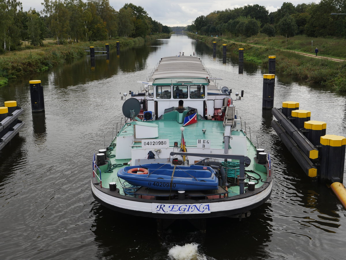 Nachschuss auf GMS REGINA (ex Erni Anna, ex Marita II) Hamburg HHD4944, ENI 04020980 beim Verlassen der Schleuse Witzeeze zu Tal Richtung Lauenburg; Elbe-Lübeck-Kanal, 03.10.2019
