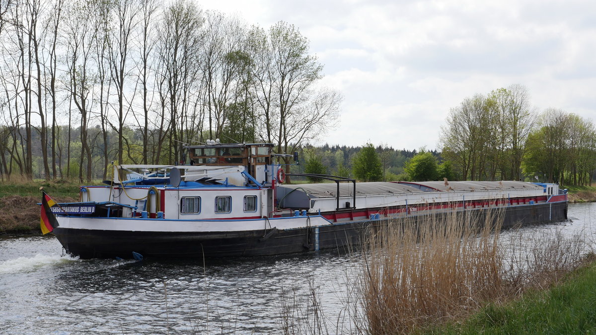 Nachschuss auf GMS SPARTAKUS (ex Annelies, ex Ed Liner 1), Berlin, ENI 04015650 - Baujahr 1913, Bauwerft Gustav Sonntag, Rogätz; auf dem Elbe-Lübeck-Kanal bei Güster Kurs Lauenburg, 26.04.2020
