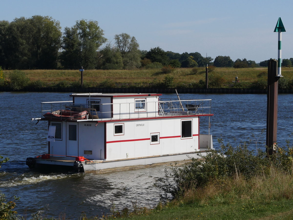 Nachschuss auf GRIPSHOLM ein Hausboot mit Nr HL-AG 68 beim Einlaufen in den Elbe-Seitenkanal; Artlenburg, 20.09.2020
