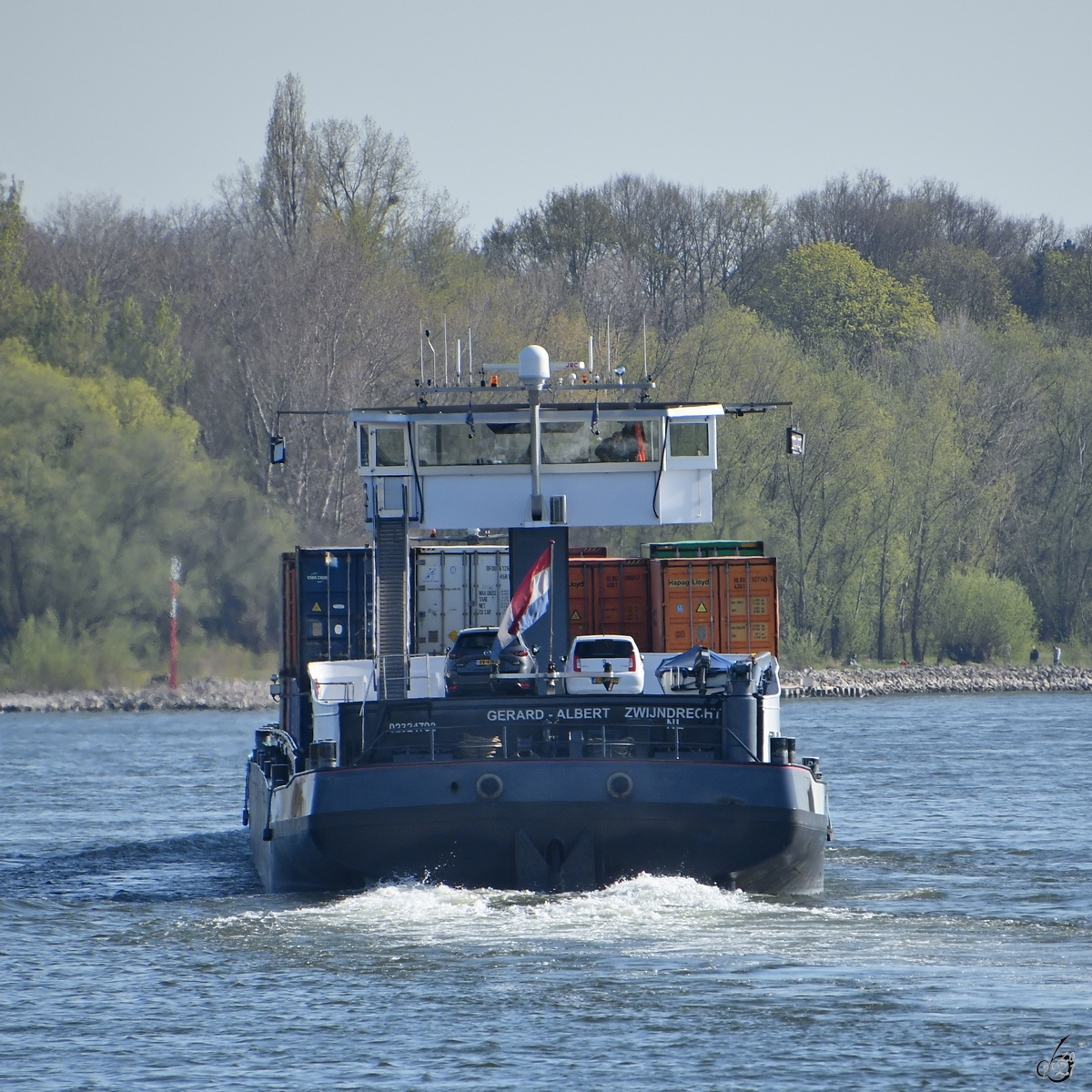 Nachschuss auf das Gütermotorschiff GERARD-ALBERT (ENI: 02324792), welches Ende April 2021 war auf dem Rhein bei Duisburg zu sehen war.