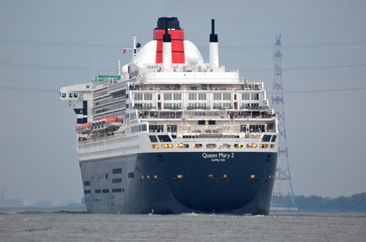 Nachschuss auf die Königin Queen Mary 2 IMO-Nummer:9241061 Flagge:Bermuda Länge:345.0m Breite:41.0m Baujahr:2003 Bauwerft:STX France,Nantes Saint-Nazaire Frankreich aufgenommen am 15.07.14 beim auslaufen aus Hamburg vom Fähranleger in Lühe.