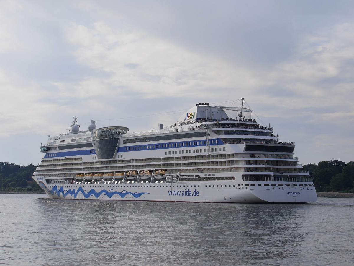 Nachschuss auf Kreuzfahrtschiff AIDAbella auslaufend Hamburg bei Finkenwerder, 11.07.2015