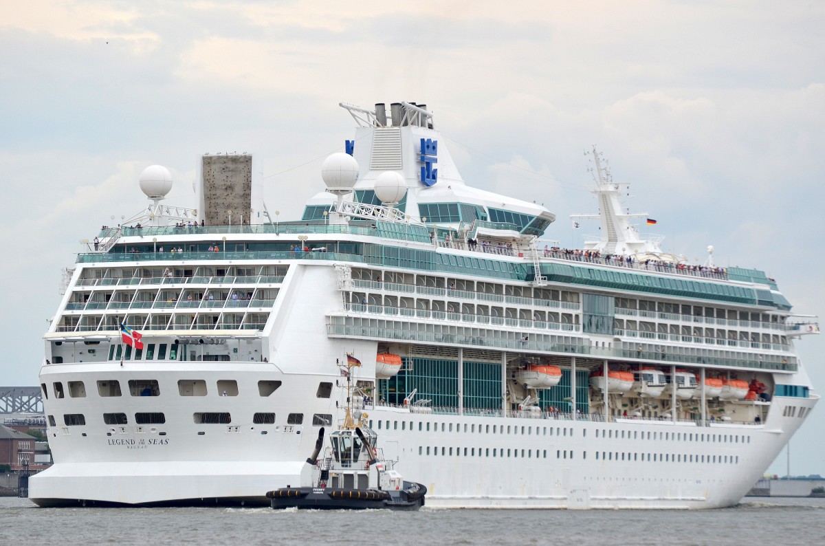 Nachschuss auf die Legend Of The Seas IMO-Nummer:9070620 Flagge:Bahamas Länge:264.0m Breite:36.0m Baujahr:1995 Bauwerft:Chantiers De L'atlantique,Nantes Saint Nazaire Frankreich am 10.08.14 auslaufend aus Hamburg vor Teufelsbrück am 10.08.14 gut zu erkennen die Kletterwand auf dem Oberdeck.   