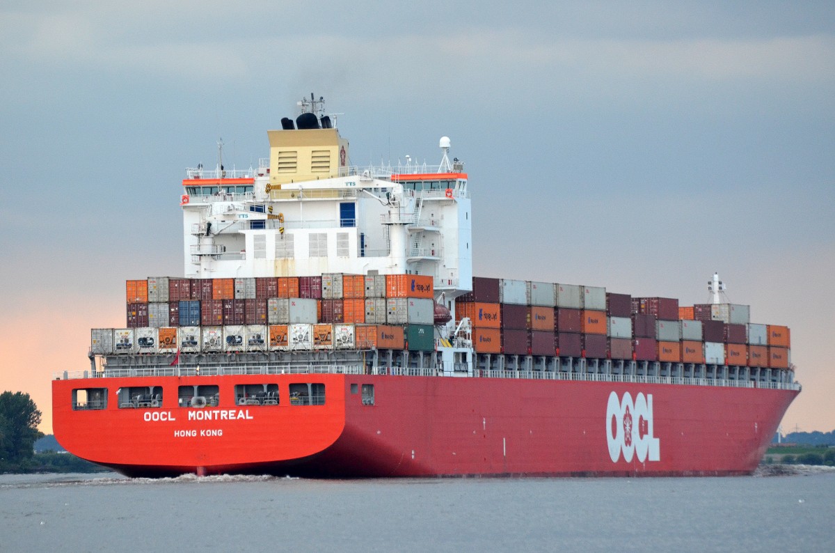 Nachschuss auf die OOCL Montreal IMO-Nummer:9253739 Flagge:Hong Kong Länge:294.0m Breite:32.0m Baujahr:2003 Bauwerft:Daewoo Shipbuilding&Marine Engineering,Geoje Südkorea auf der Elbe vor Schulau Wedel am 11.08.13