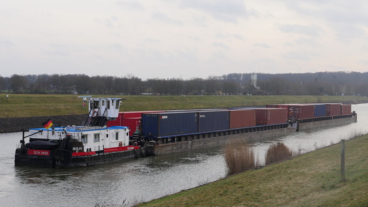 Nachschuss auf SCH 2420, Berlin, ENI 05502220, mit zwei Schubleichter auf dem Elbe-Seitenkanal aus Richtung Artlenburg kommend kurz vor Scharnebeck; 11.02.2020
