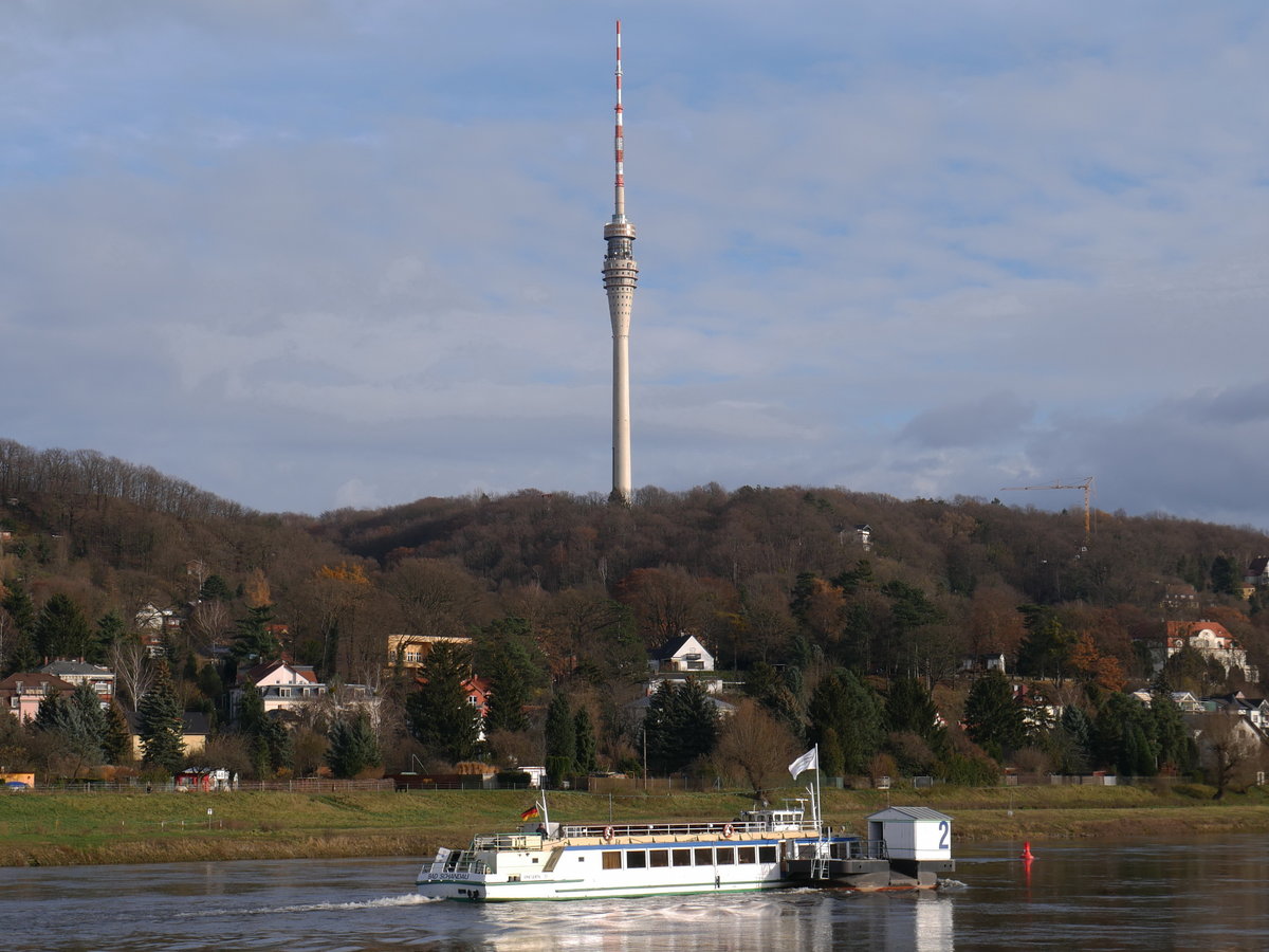 Nachschuss auf den seltenen Transport des Anlegers Brücke 2 vom Fahrgastschiff BAD SCHANDAU; vor Dresden-Wachwitz, 27.11.2017
