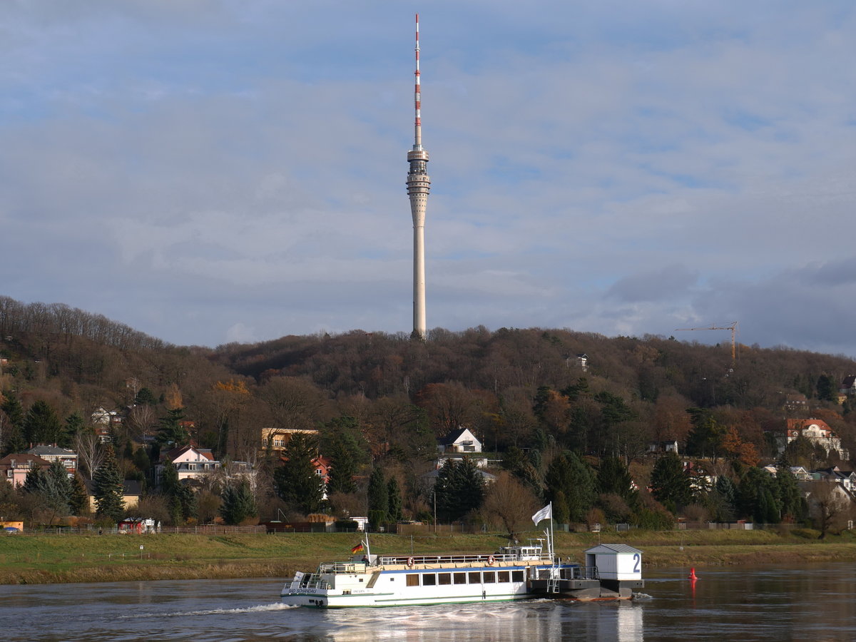 Nachschuss auf den seltenen Transport des Anlegers Brücke 2 vom Fahrgastschiff BAD SCHANDAU; vor Dresden-Wachwitz, 27.11.2017
