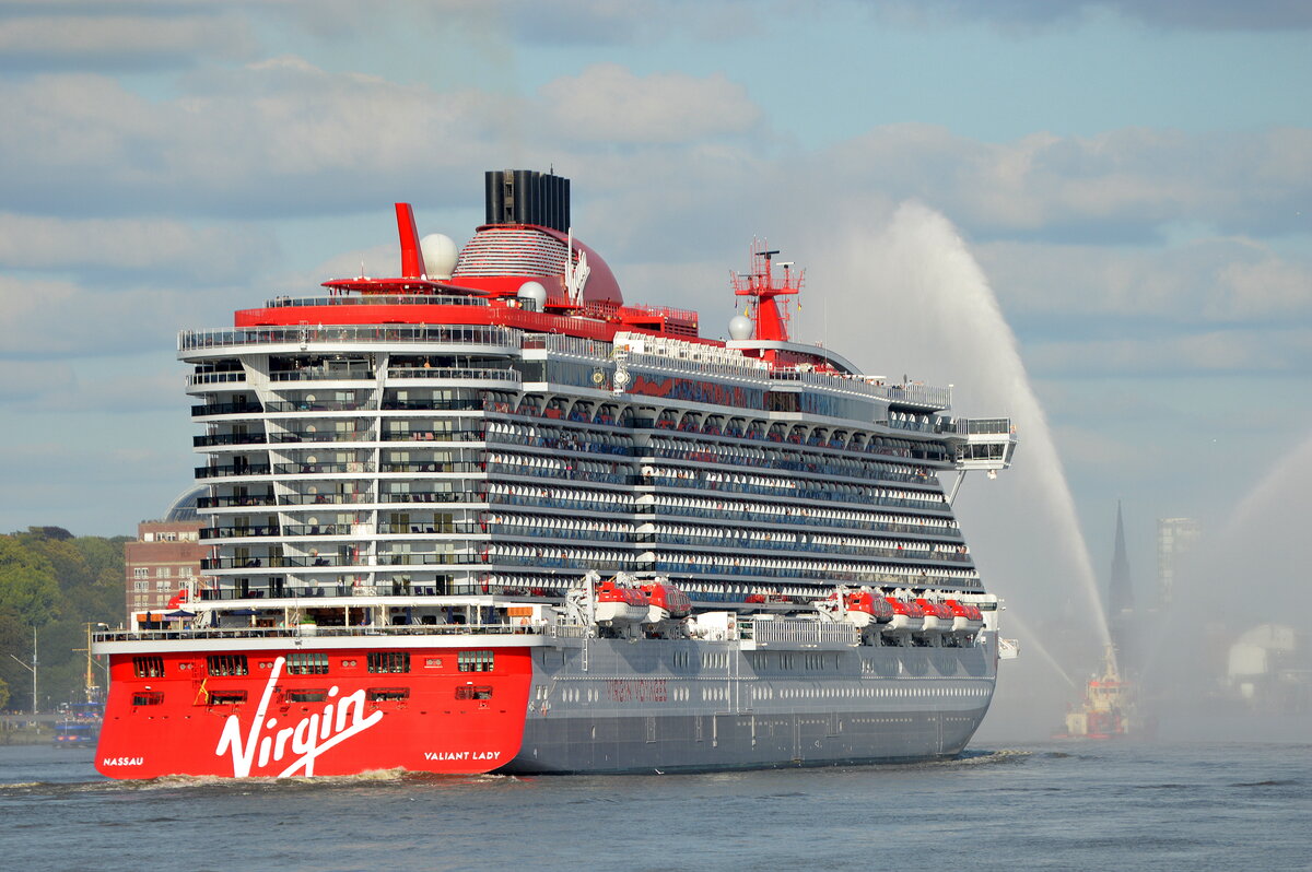 Nachschuss auf die VALIANT LADY ,Kreuzfahrtschiff, IMO-Nummer:9805336 Flagge:Bahamas L�nge:277.0m Breite:42.0m Baujahr:2021 Bauwerft:Fincantieri Sestri Ponente,Genua Italien beim Erstanlauf nach Hamburg am 24.08.26 vom Bubendey-Ufer aufgenommen.