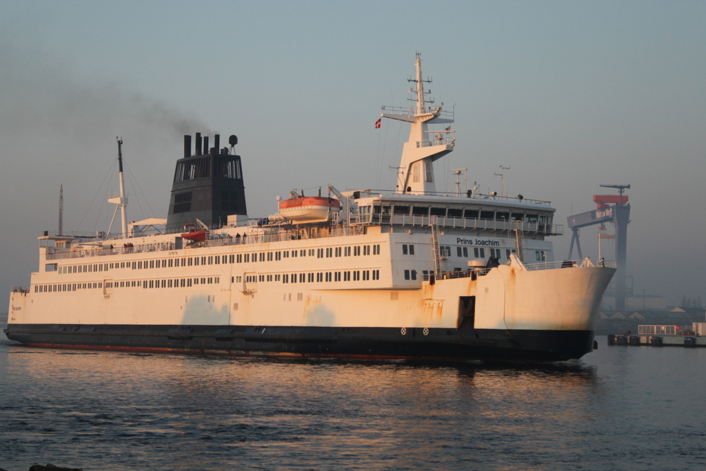 Nackt und ohne Scandlines-Logo zeigte sich die Scandlines-Fhre Prins Joachim im Hafen von Warnemnde bevor es nchste Woche wohl gen Italien gehen soll.02.05.2016