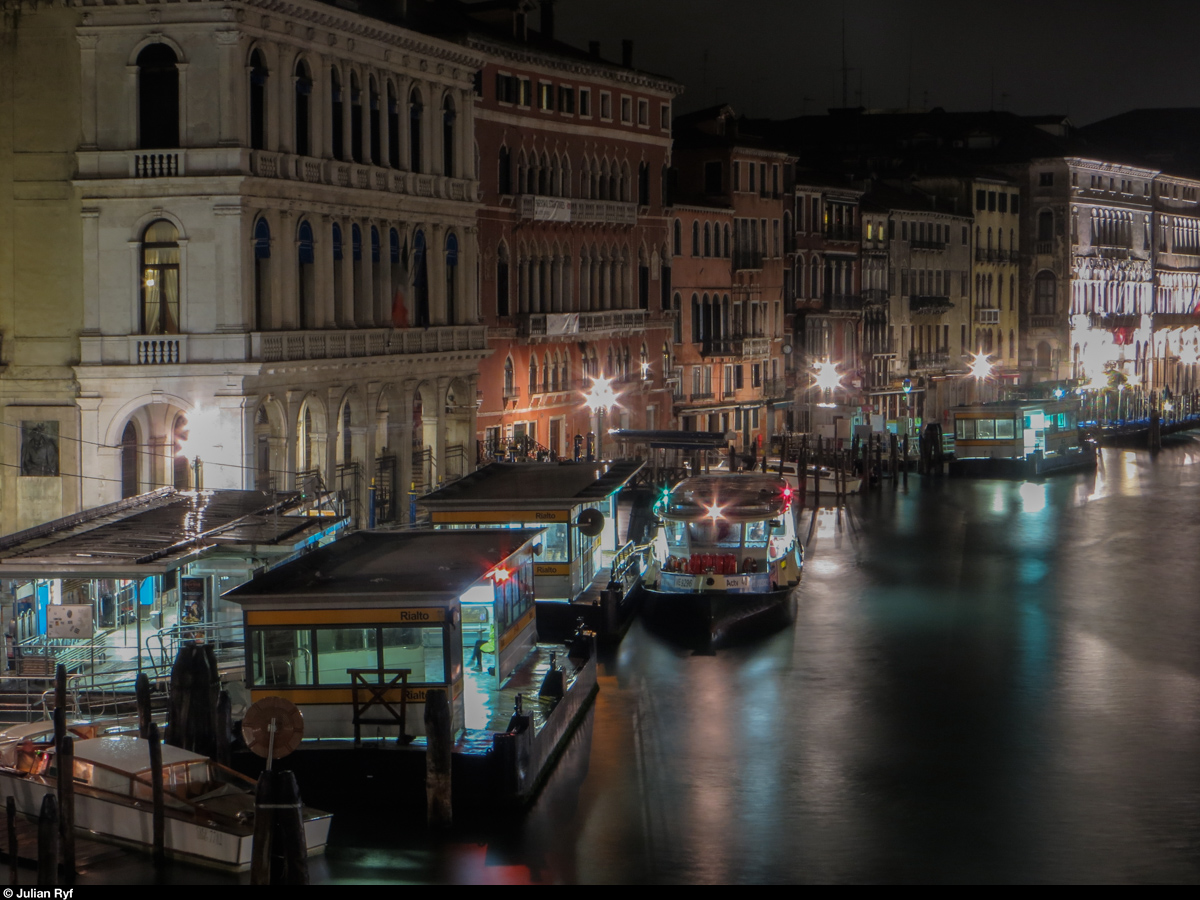 Nächtliches Venedig. Ein Vaporetto wartet am 4. November 2013 an der Haltestelle Rialto auf seine Abfahrtszeit.