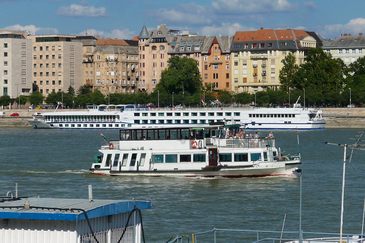 Namenlos blieb dieses Schiff der  Panorama Deck KFT  auf der Donau in Budapest, dahinter liegt die  Mariebelle . 7.8.16 