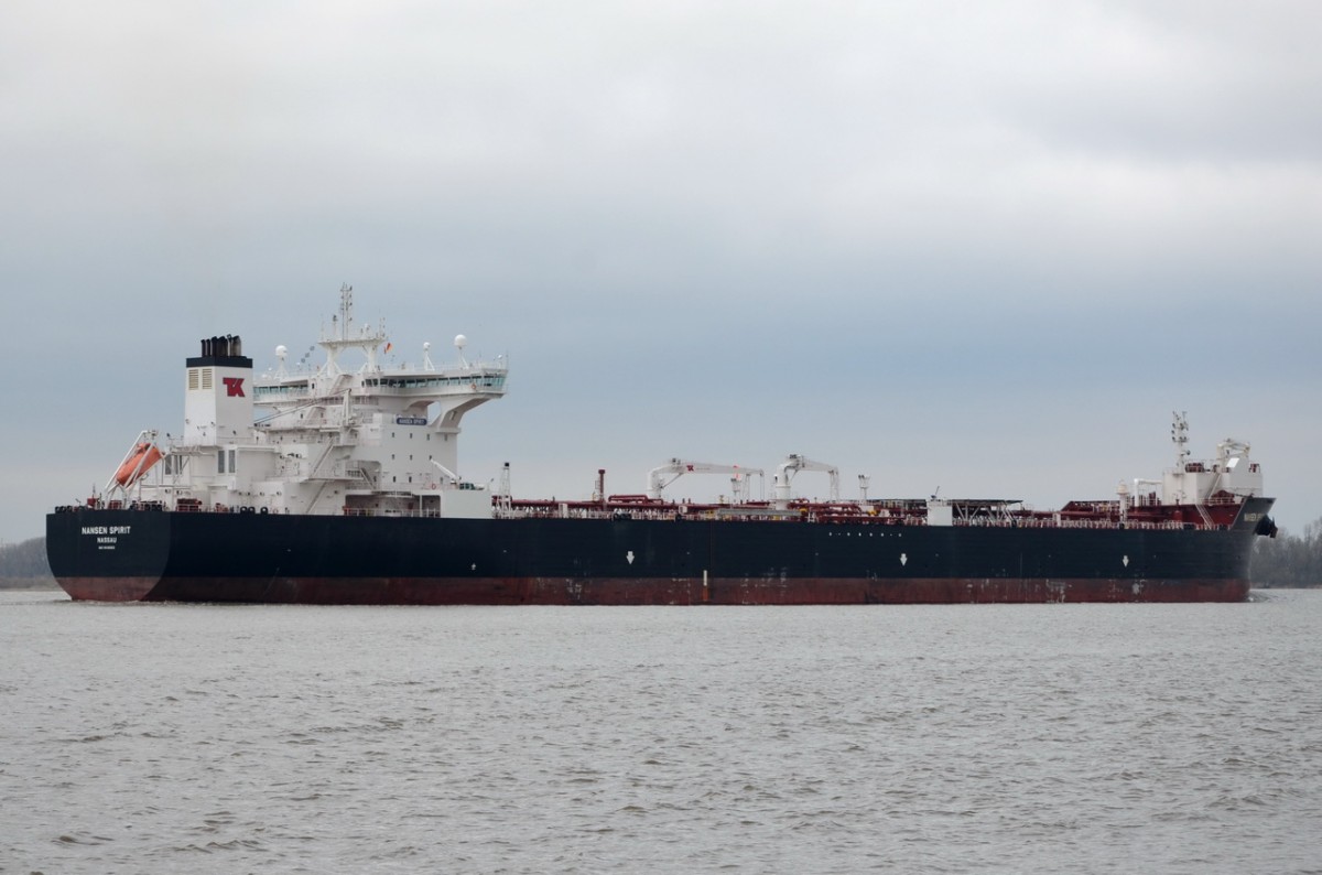 NANSEN  SPIRIT Tanker IMO 9438860 , Baujahr 2010, 248 x 44m , Lühe 07.04.2015

