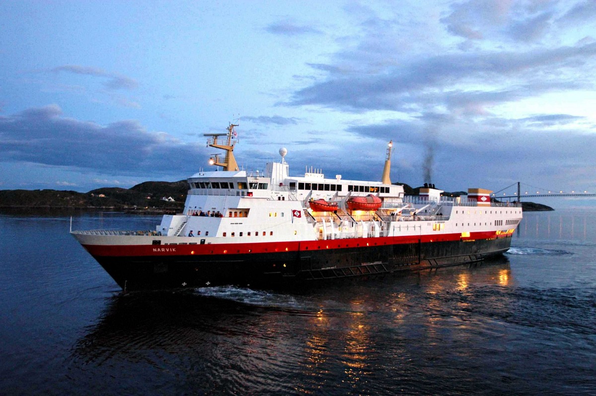 NARVIK (Passagier-/RoRo-Frachtschiff, Norwegen, IMO: 8019344) der Reederei Hurtigruten, nordgehend (Rrvik, 30.08.2006, fotografiert von Bord der KONG HARALD).