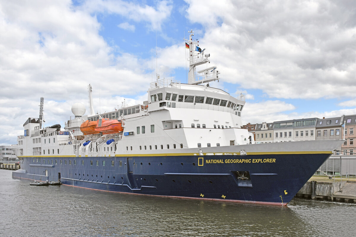 NATIONAL GEOGRAPHIC EXPLOER (NG EXPLORER, IMO 8019356) am 26.05.2022 im Hafen von Lübeck